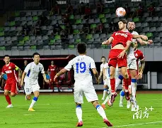 芒果体育-足球总决赛，云贵铁骑队与塞北海豚队鏖战，VAR改判成焦点！更衣室氛围正向(足球总决赛直播)