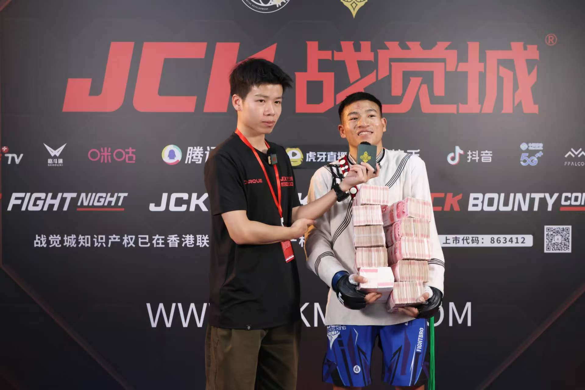 芒果体育-拳击邀请赛掀起高潮，中原巨龙队读秒扳平岭南迅豹队，高压逼抢奏功——禁区内连续解围的简单介绍