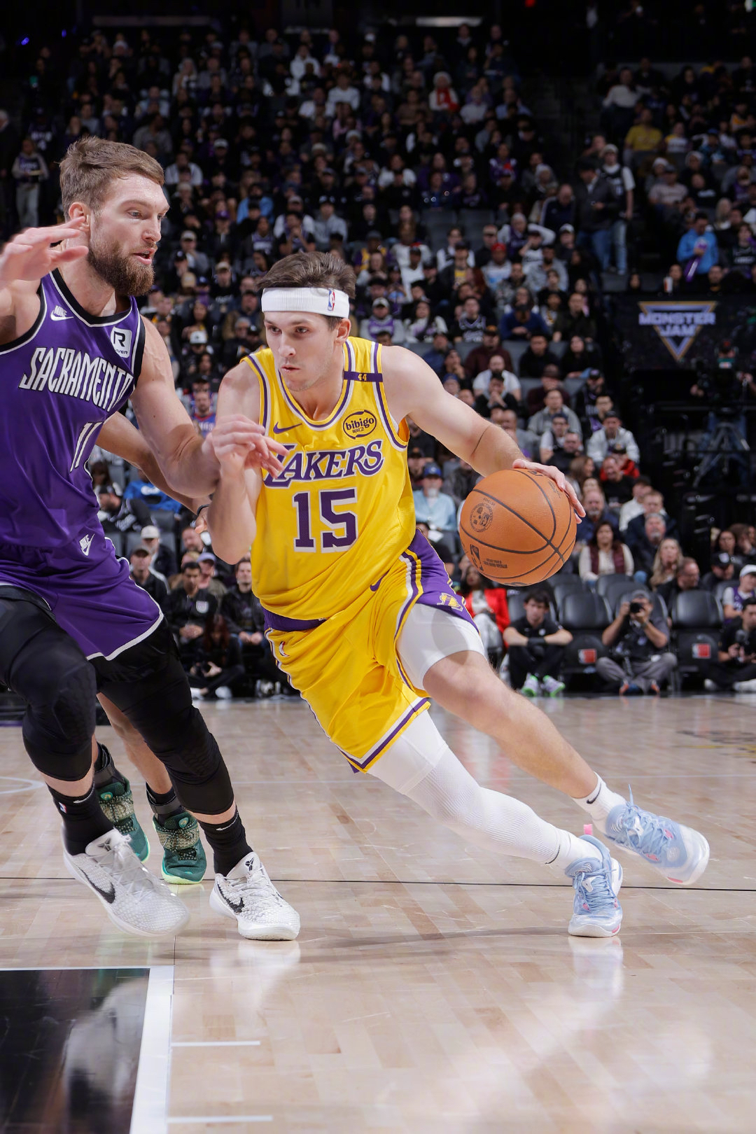 芒果体育- 浓眉哥在掘金比赛中刷新纪录，表现优异引发热议！赛场气氛高涨