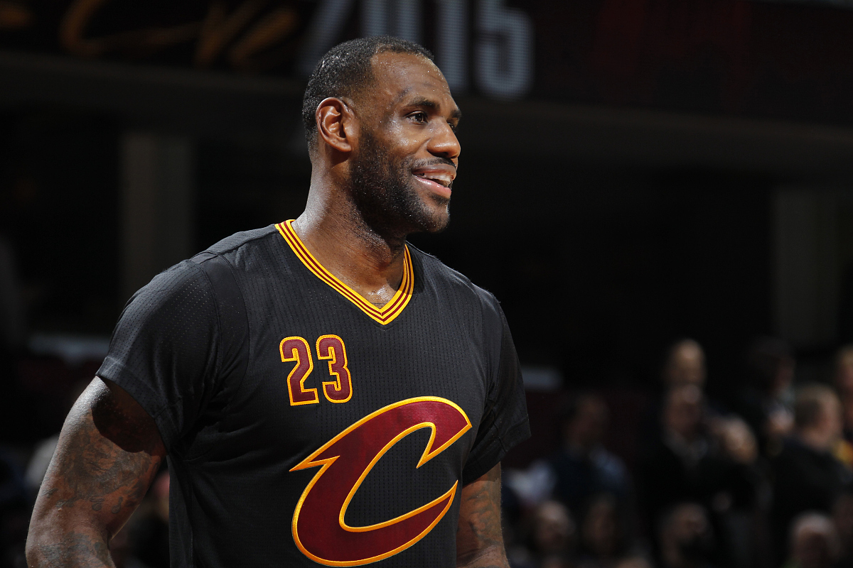 芒果体育-败北首场状态出色，湖人观众沸腾！，科维托娃重返赛场引发球迷热议(令谷与藏女照片)