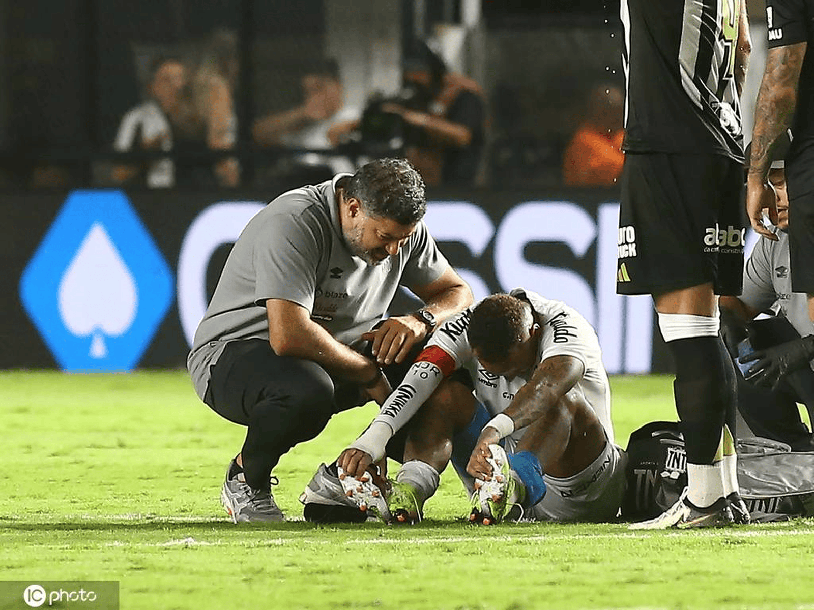 包含内马尔回归赛场，高光表现首场状态亮眼，西班牙队观众沸腾！的词条